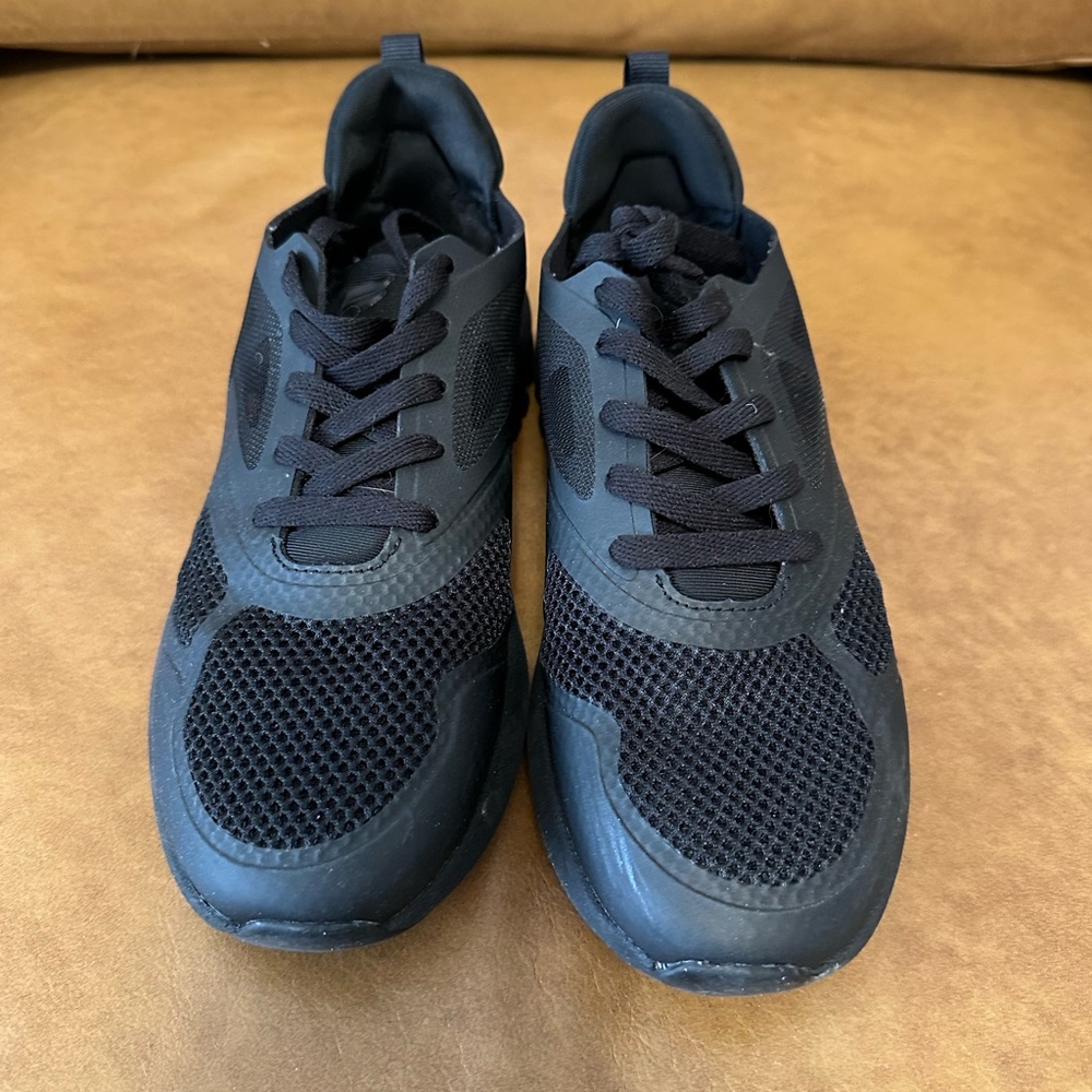 Fabletics Venice Performance Sneakers in black size 7.5.